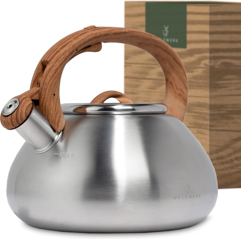WALDWERK Wasserkocher (2,3 l) – Wasserkocher für Induktion und Gasherd – Teekessel mit Griff in Holzoptik – Pfeifkessel mit Pfeifton, Edelstahl und Kunststoff