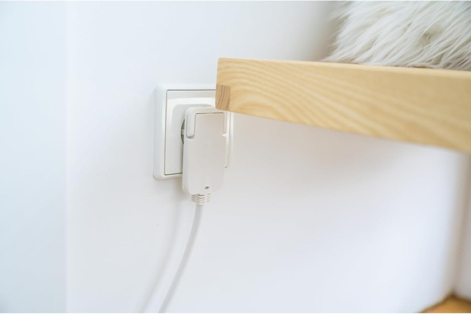 Brennenstuhl Qualitäts-Kunststoff-Verlängerungskabel mit Flachstecker (Verlängerungskabel, flach, für den Innenbereich, mit 3 m Kabel), weiß – Bild 3