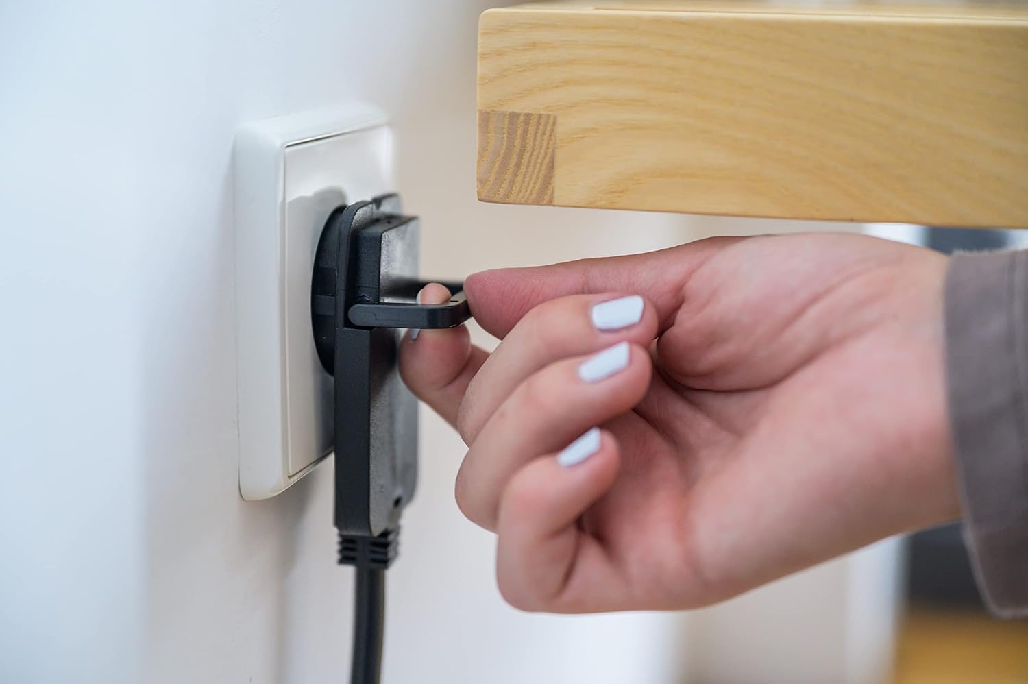 Brennenstuhl Qualitäts-Kunststoff-Verlängerungskabel mit Flachstecker (Verlängerungskabel, flach, für den Innenbereich, mit 3 m Kabel), schwarz – Bild 3