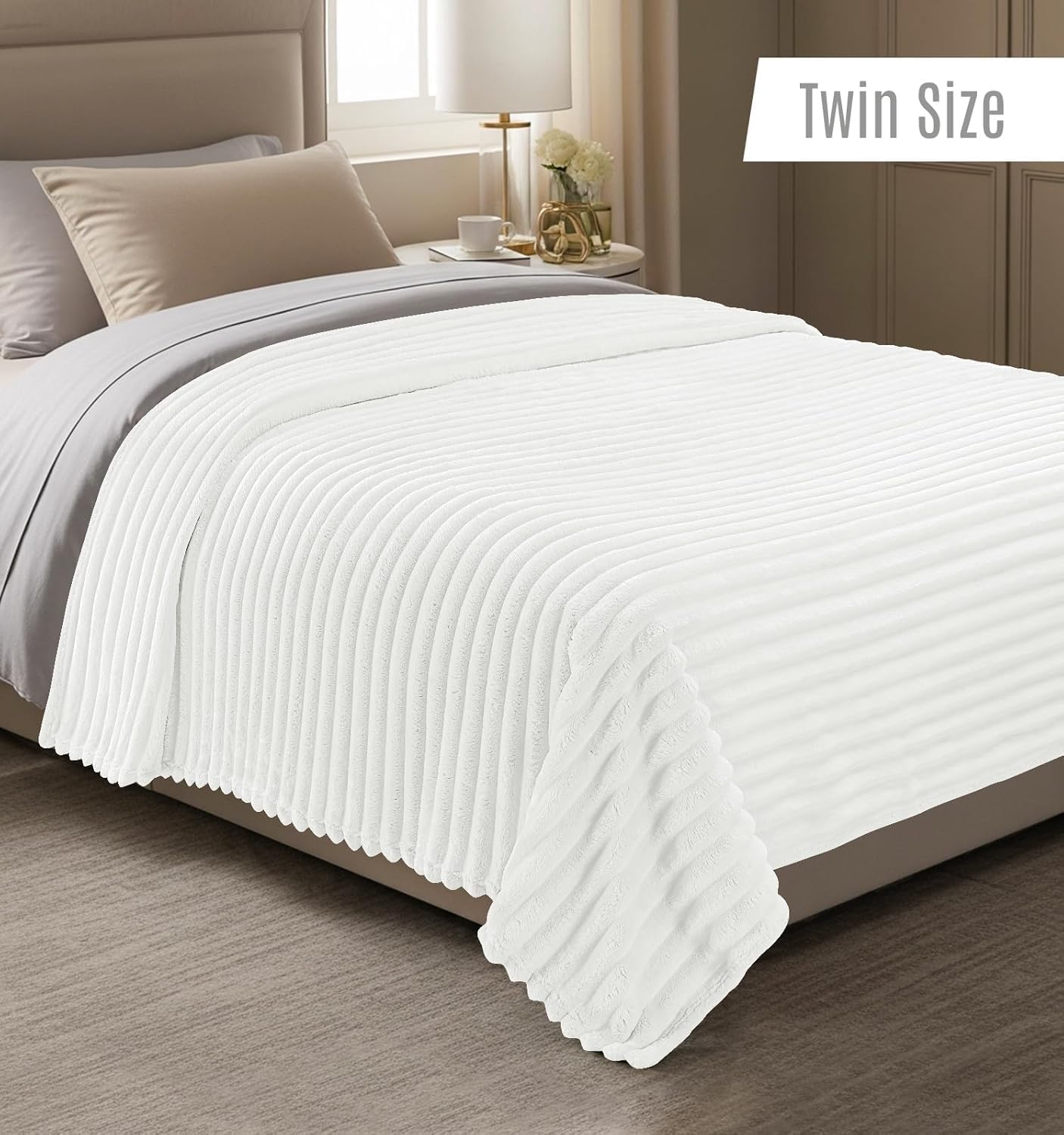 Utopia Bedding Gestreifte Kuscheldecke, flauschige Decke für Raumdekoration (150 x 200 cm, gebrochenes Weiß), weiche, leichte und warme Fleecedecke, atmungsaktive Sofadecke, Überwurf für Bett und Couch – Bild 2