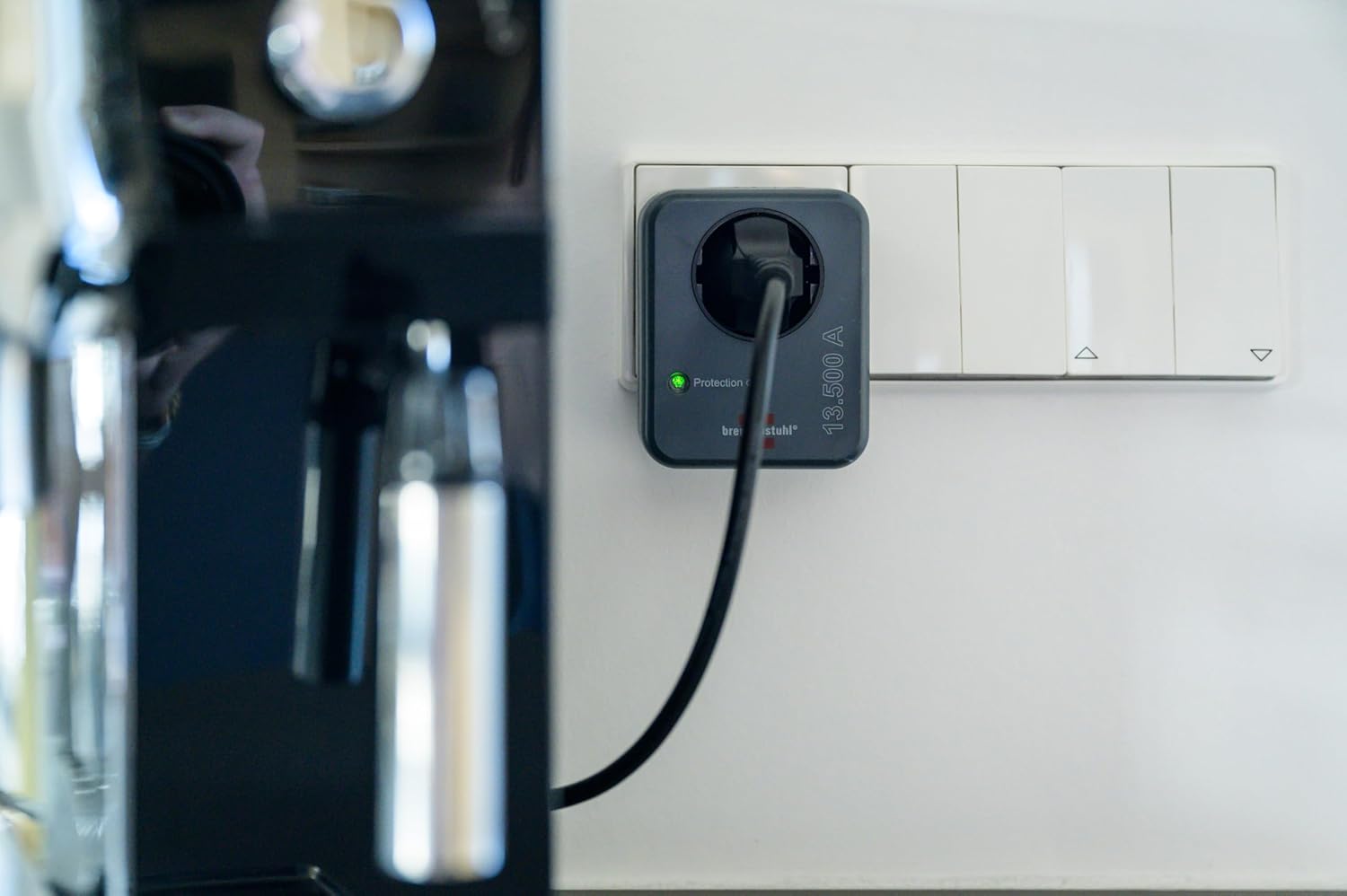 Brennenstuhl Steckdosenadapter mit Überspannungsschutz 13.500 A, 3er-Set (Adapter als Blitzschutz für Elektrogeräte) anthrazit – Bild 4