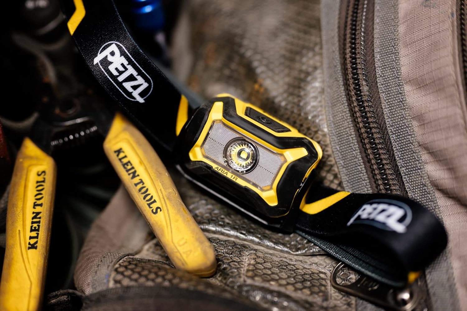 PETZL ARIA 1R Kompakte, langlebige, wasserdichte Stirnlampe mit wiederaufladbarem Akku, 450 Lumen, Schwarz/Gelb, Weiß – Bild 6
