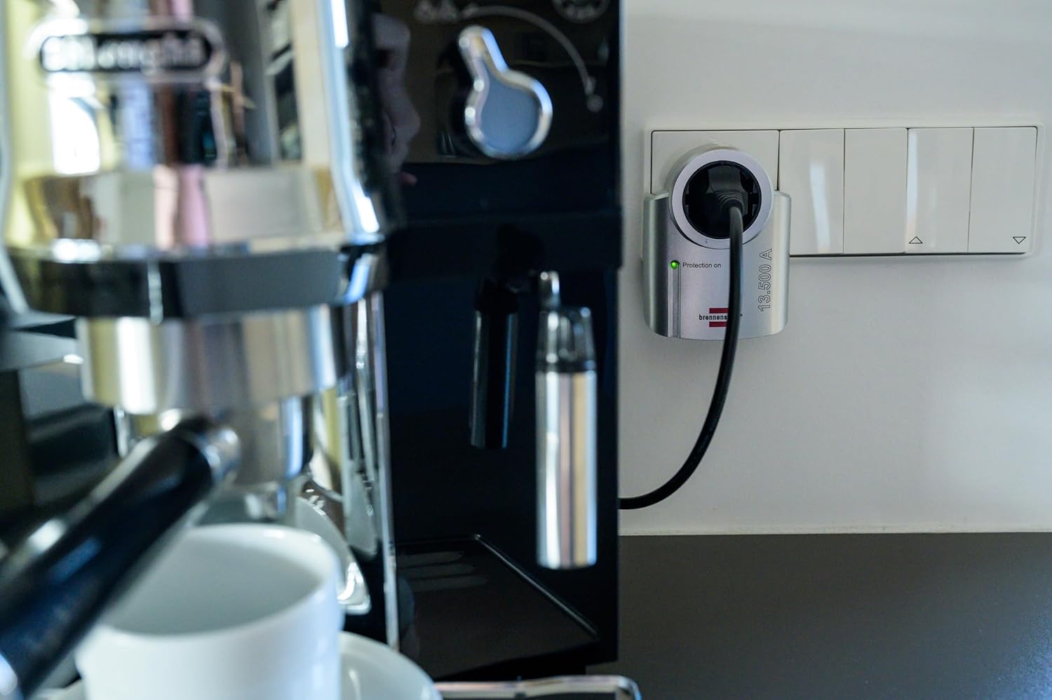 Brennenstuhl Primera-Line Steckdosenadapter mit Überspannungsschutz 2er Set (Adapter als Blitzschutz für Elektrogeräte) silber/schwarz – Bild 4