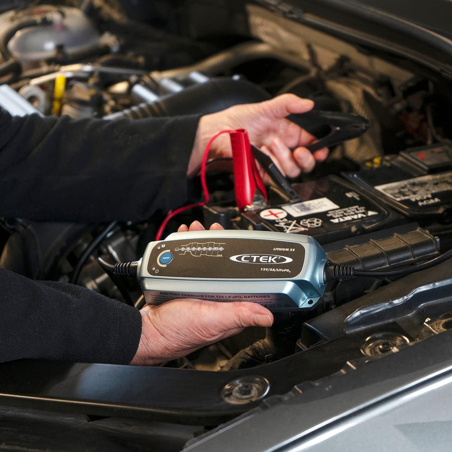 CTEK Lithium XS, Batterieladegerät 12 V, Ladegerät LiFePO4, Lithium-Ionen-Ladegerät Auto, Intelligentes Ladegerät Autobatterie, Erhaltungsladegerät, Batteriepflege mit UVP und Connect and Forget – Bild 5