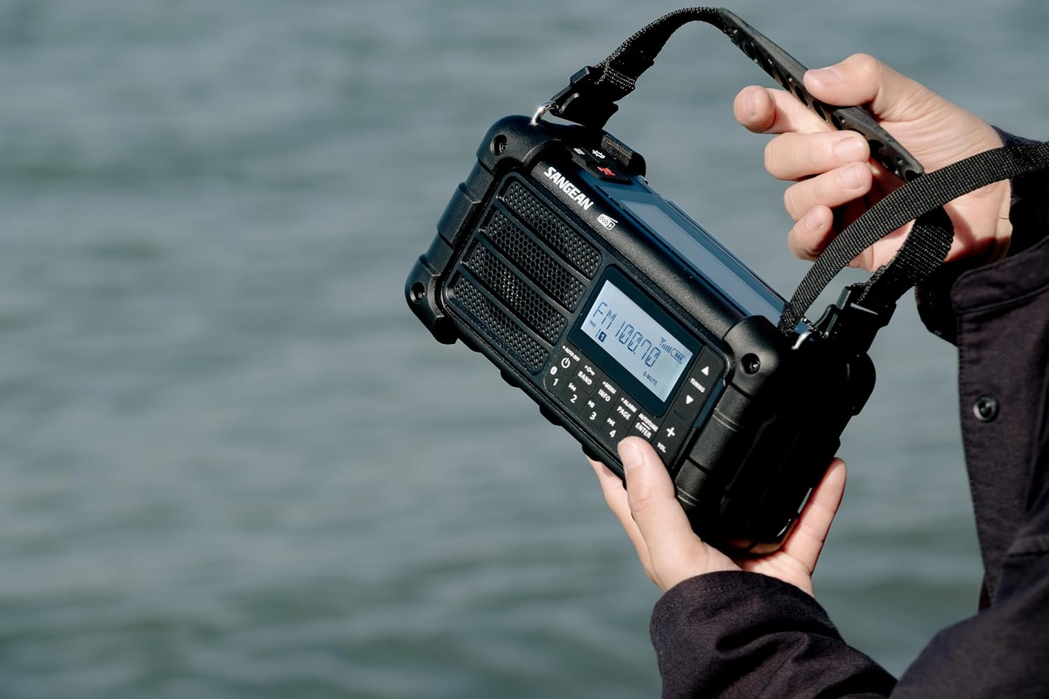 Sangean MMR-99 DAB Multifunktions-Notfallradio mit Handkurbel, DAB+, UKW-RDS, Bluetooth, LED-Taschenlampe und IP55-Zertifizierung, ideal für Outdoor, Camping und Notfälle, Mitternachtsschwarz – Bild 8