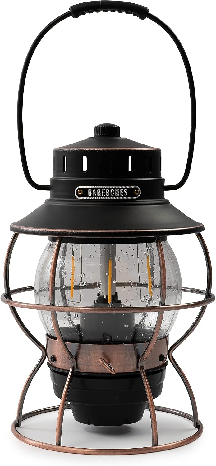 Barebones Eisenbahnlaterne – Vintage-LED-Laterne mit wiederaufladbarem Akku – Außenleuchte mit einstellbarer Helligkeit für Campingausrüstung, Garten und Heimdekoration (Antik-Bronze)