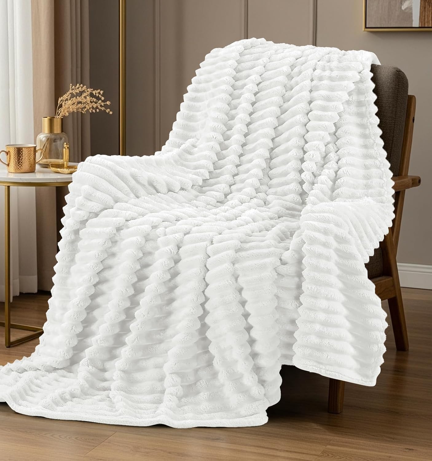 Utopia Bedding Gestreifte Kuscheldecke, flauschige Decke für Raumdekoration (150 x 200 cm, gebrochenes Weiß), weiche, leichte und warme Fleecedecke, atmungsaktive Sofadecke, Überwurf für Bett und Couch – Bild 3