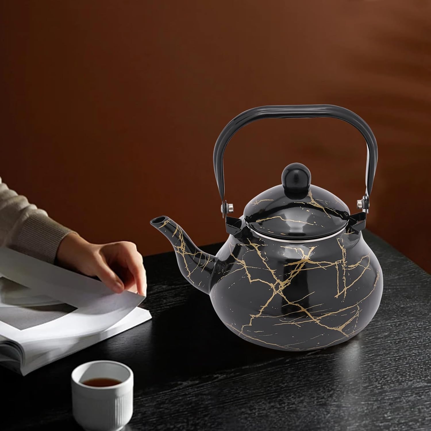 Emaille-Teekanne, 2 l Teekessel, Tee-Kaffeekanne – Vintage, elegant und hochtemperaturbefeuert – geeignet für elektromagnetische Öfen und Gasherde – 2 l Fassungsvermögen – Schwarz – Bild 8