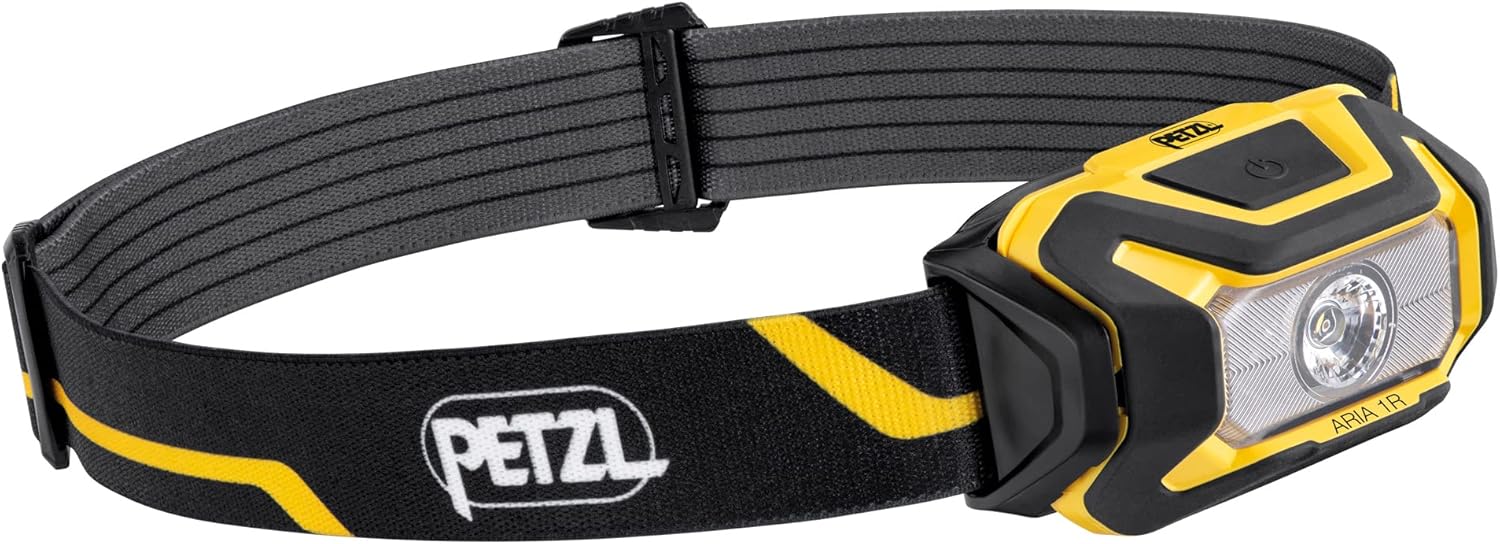 PETZL ARIA 1R Kompakte, langlebige, wasserdichte Stirnlampe mit wiederaufladbarem Akku, 450 Lumen, Schwarz/Gelb, Weiß