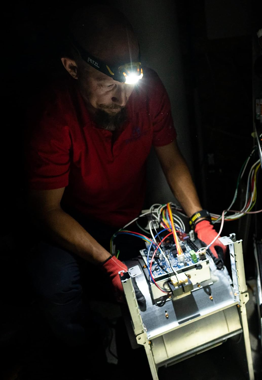 PETZL ARIA 1R Kompakte, langlebige, wasserdichte Stirnlampe mit wiederaufladbarem Akku, 450 Lumen, Schwarz/Gelb, Weiß – Bild 7