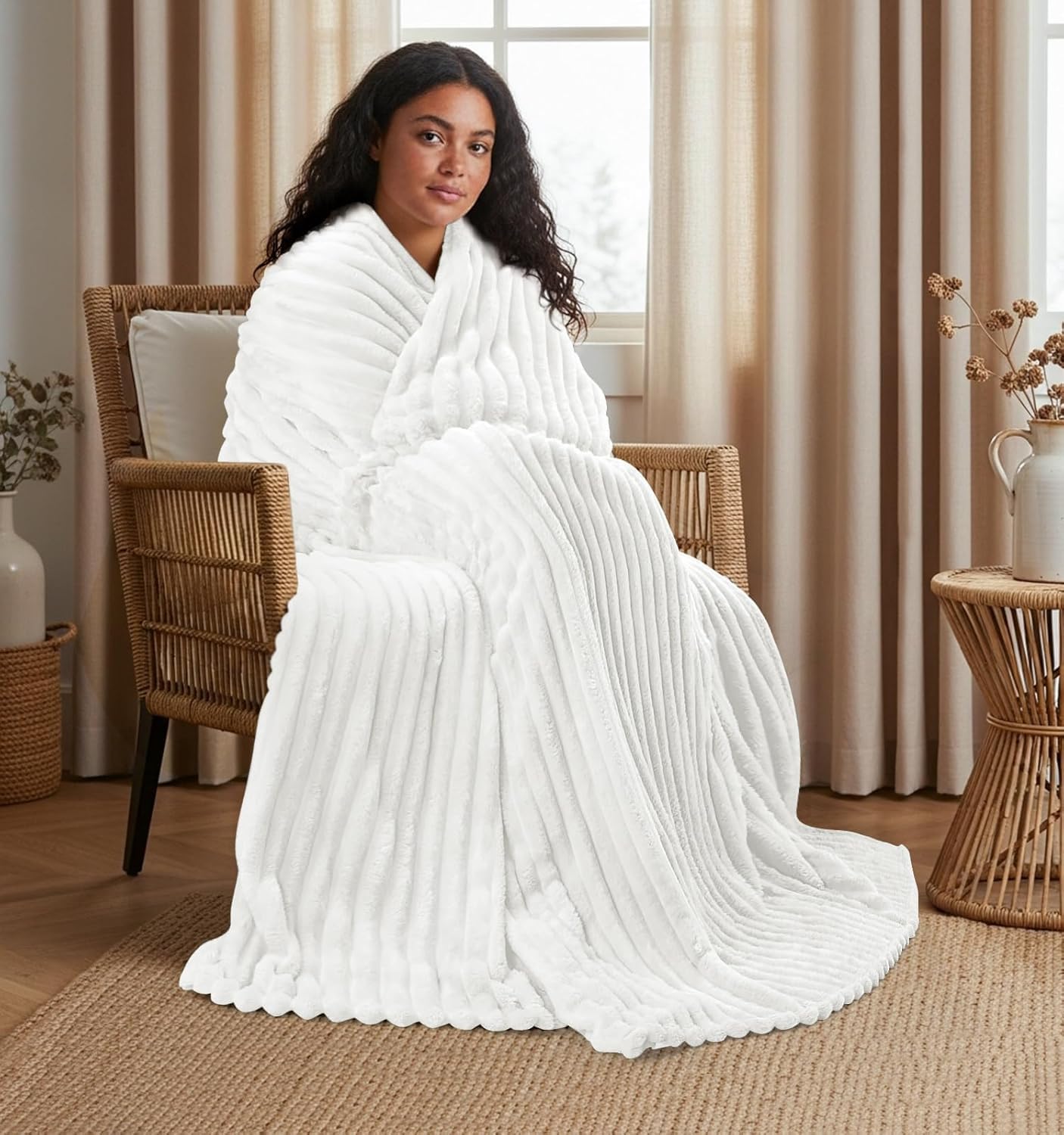 Utopia Bedding Gestreifte Kuscheldecke, flauschige Decke für Raumdekoration (150 x 200 cm, gebrochenes Weiß), weiche, leichte und warme Fleecedecke, atmungsaktive Sofadecke, Überwurf für Bett und Couch – Bild 8