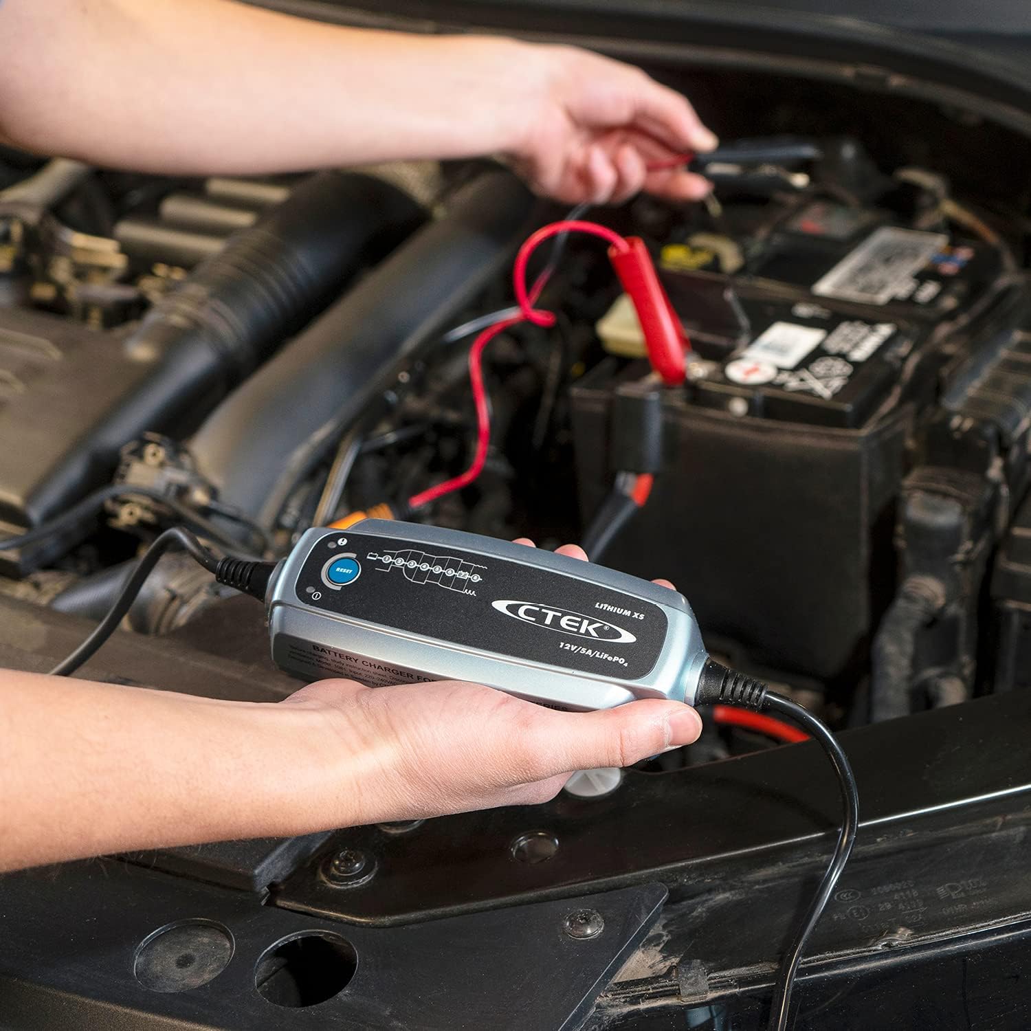 CTEK Lithium XS, Batterieladegerät 12 V, Ladegerät LiFePO4, Lithium-Ionen-Ladegerät Auto, Intelligentes Ladegerät Autobatterie, Erhaltungsladegerät, Batteriepflege mit UVP und Connect and Forget – Bild 4