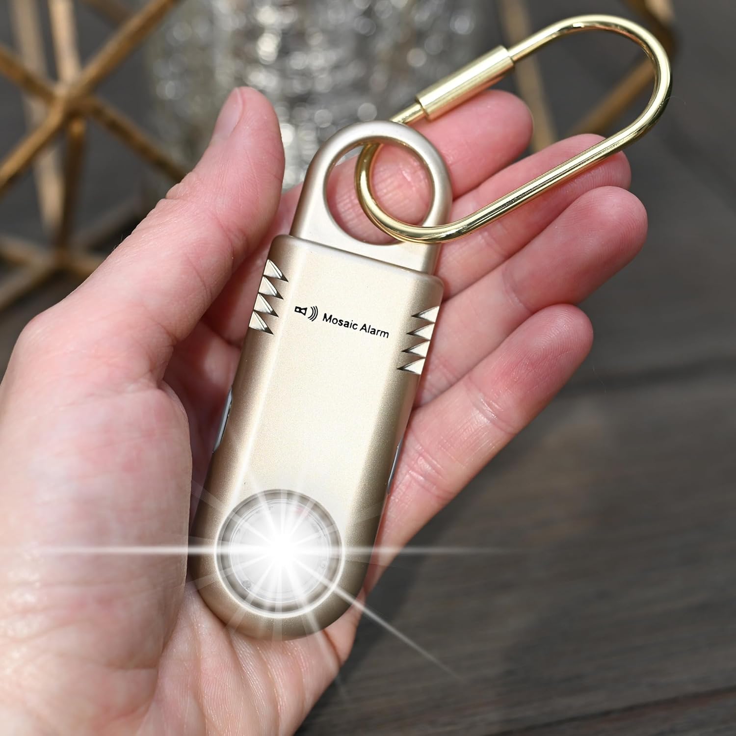 135 dB wiederaufladbarer persönlicher Alarm mit ultraheller Taschenlampe. Rutschfester Schlüsselanhänger, Notfallsirene für Frauen und Kinder. SOS-Sirenen- und Bärenabwehralarm zum Wandern. Gold – Bild 2