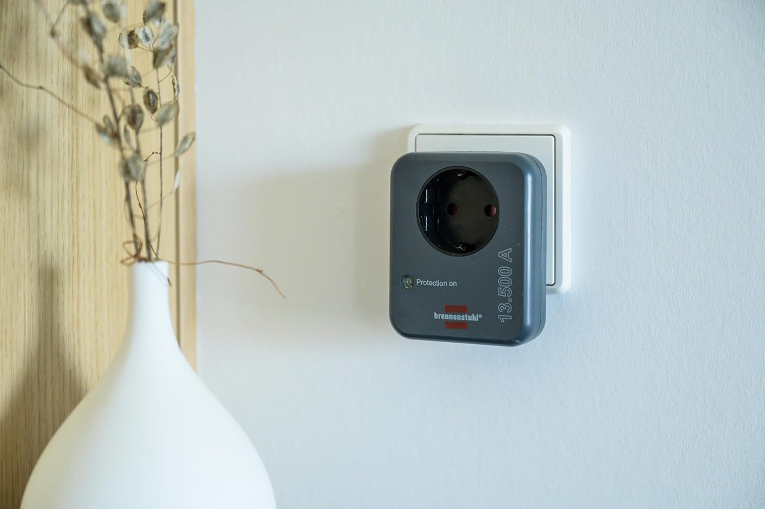 Brennenstuhl Steckdosenadapter mit Überspannungsschutz 13.500 A, 3er-Set (Adapter als Blitzschutz für Elektrogeräte) anthrazit – Bild 3