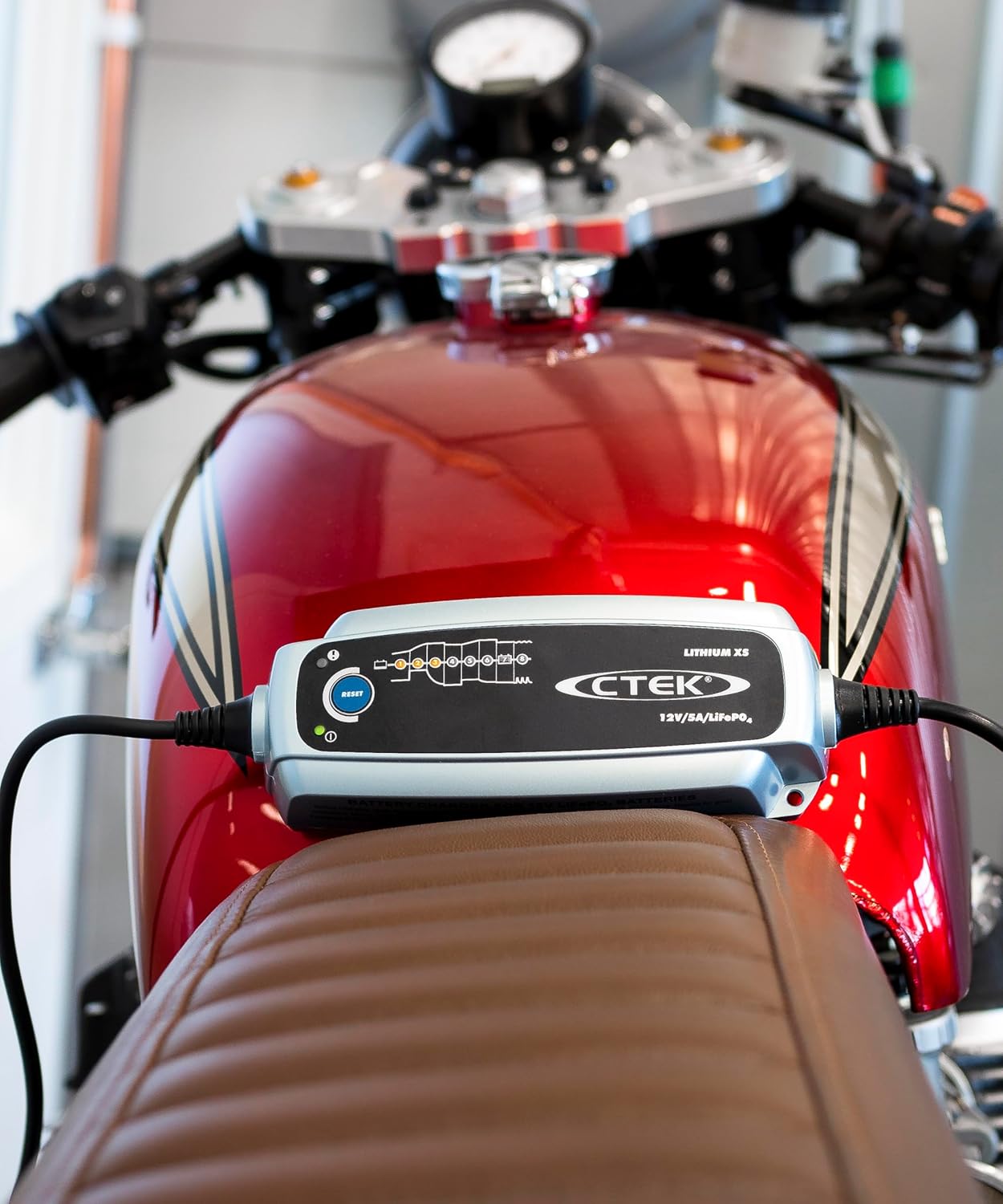 CTEK Lithium XS, Batterieladegerät 12 V, Ladegerät LiFePO4, Lithium-Ionen-Ladegerät Auto, Intelligentes Ladegerät Autobatterie, Erhaltungsladegerät, Batteriepflege mit UVP und Connect and Forget – Bild 6