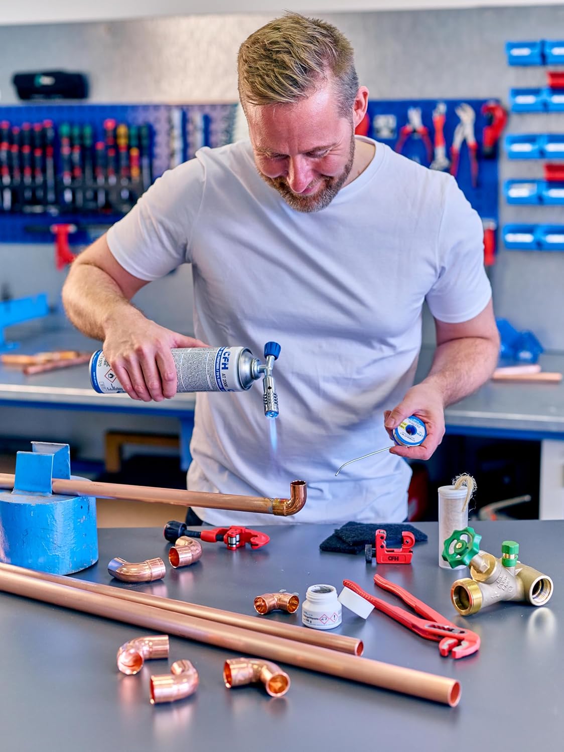 Universal-Druckgasdose CFH AT 2000 – 4 Stück, Druckgasdose mit Schraubgewinde nach DIN EN 417, Propan-/Butan-Gasgemisch (30 %/70 %), 4 x Inhalt 330 g, für Gasgeräte mit Schraubanschluss nach DIN 521 – Bild 4