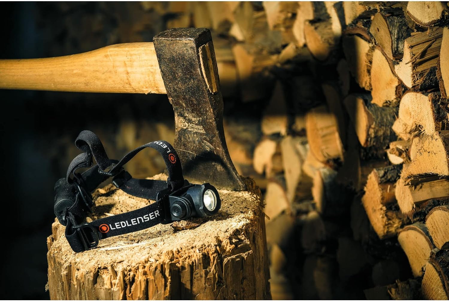 Ledlenser H7R Core LED-Stirnlampe, 1000 Lumen, 250 Meter Leuchtweite, wiederaufladbar mit Akku, inklusive magnetischem Ladekabel. | Fokussierbar, bis zu 65 Stunden Leuchtdauer, dimmbar, wasserdicht, wiederaufladbar, 259 g, für Heimwerken, Camping, Wandern – Bild 6