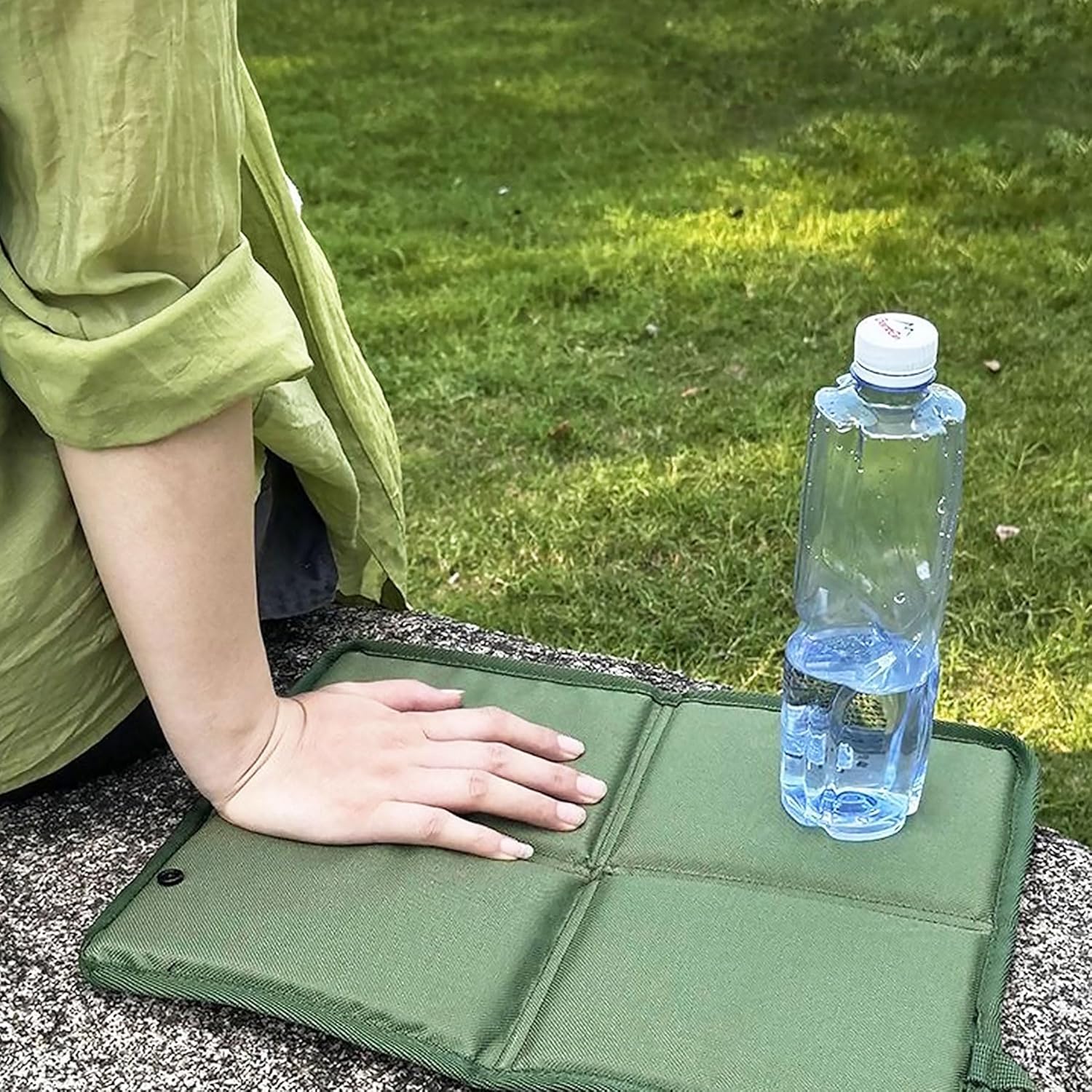 2er-Set faltbare Outdoor-Sitzkissen, wasserdicht & wärmeisolierend, ultraleicht (93 g) mit Karabiner, faltbare Sitzauflage für Wandern, Camping, Picknick, Festival, Olivgrün & Schwarz – Bild 6