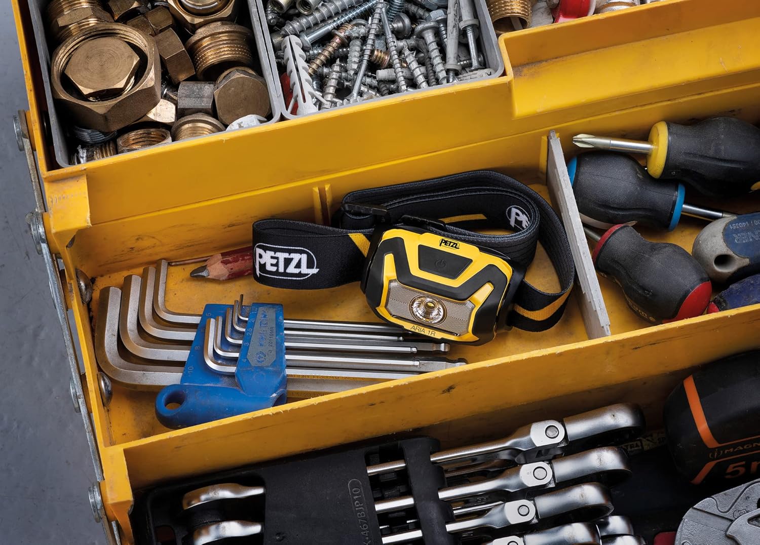PETZL ARIA 1R Kompakte, langlebige, wasserdichte Stirnlampe mit wiederaufladbarem Akku, 450 Lumen, Schwarz/Gelb, Weiß – Bild 5