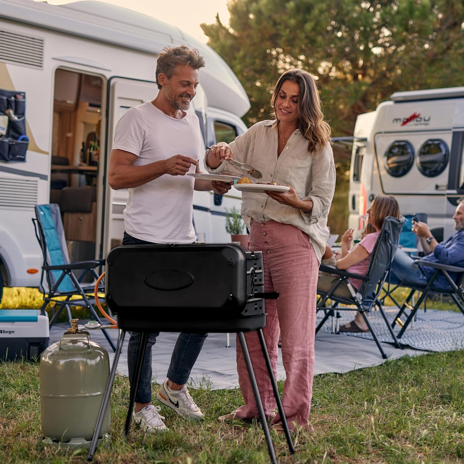 BERGER Camping-Gasgrill, faltbarer tragbarer Koffergrill mit 3 Brennern, 50 mbar für schnelles Kochen, 3 Kochfelder und ein Grillspieß inklusive, winddichter Camping- und Balkongrill – Bild 3