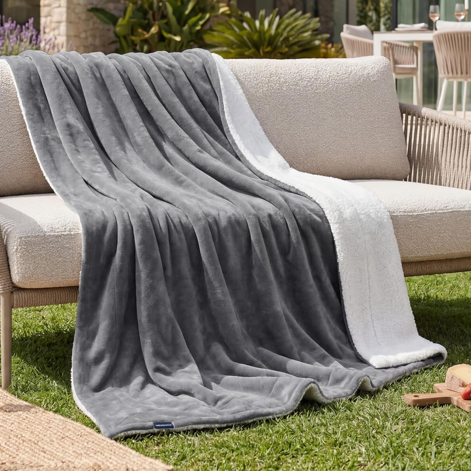 Bedsure Sherpa doppelseitige Decken, Kuscheldecken, extra dicke und warme Sofadecke, Couchdecke aus Sherpa, superflauschige Fleecedecke als Sofaüberwurf oder Wohnzimmerdecke – Bild 2